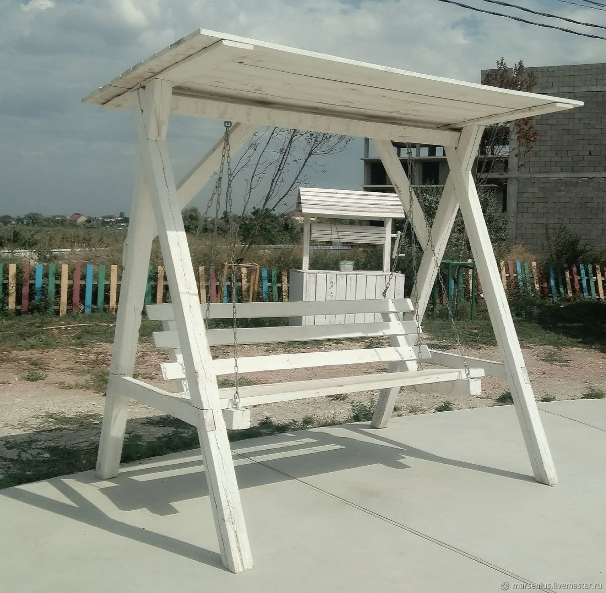 Белые деревянные качели