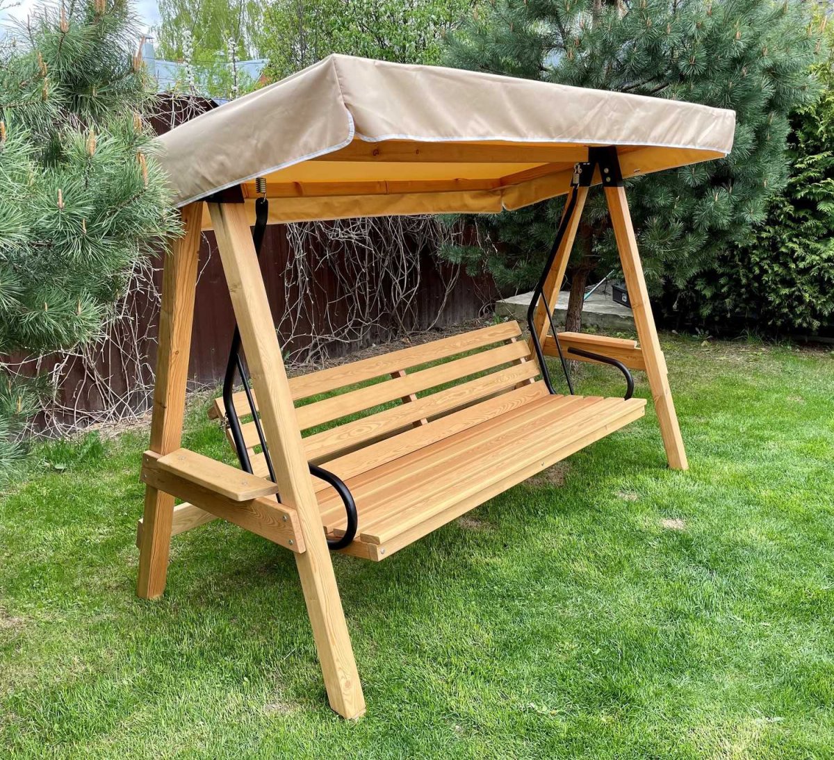 Качели садовые четырехместные полосатые подушки