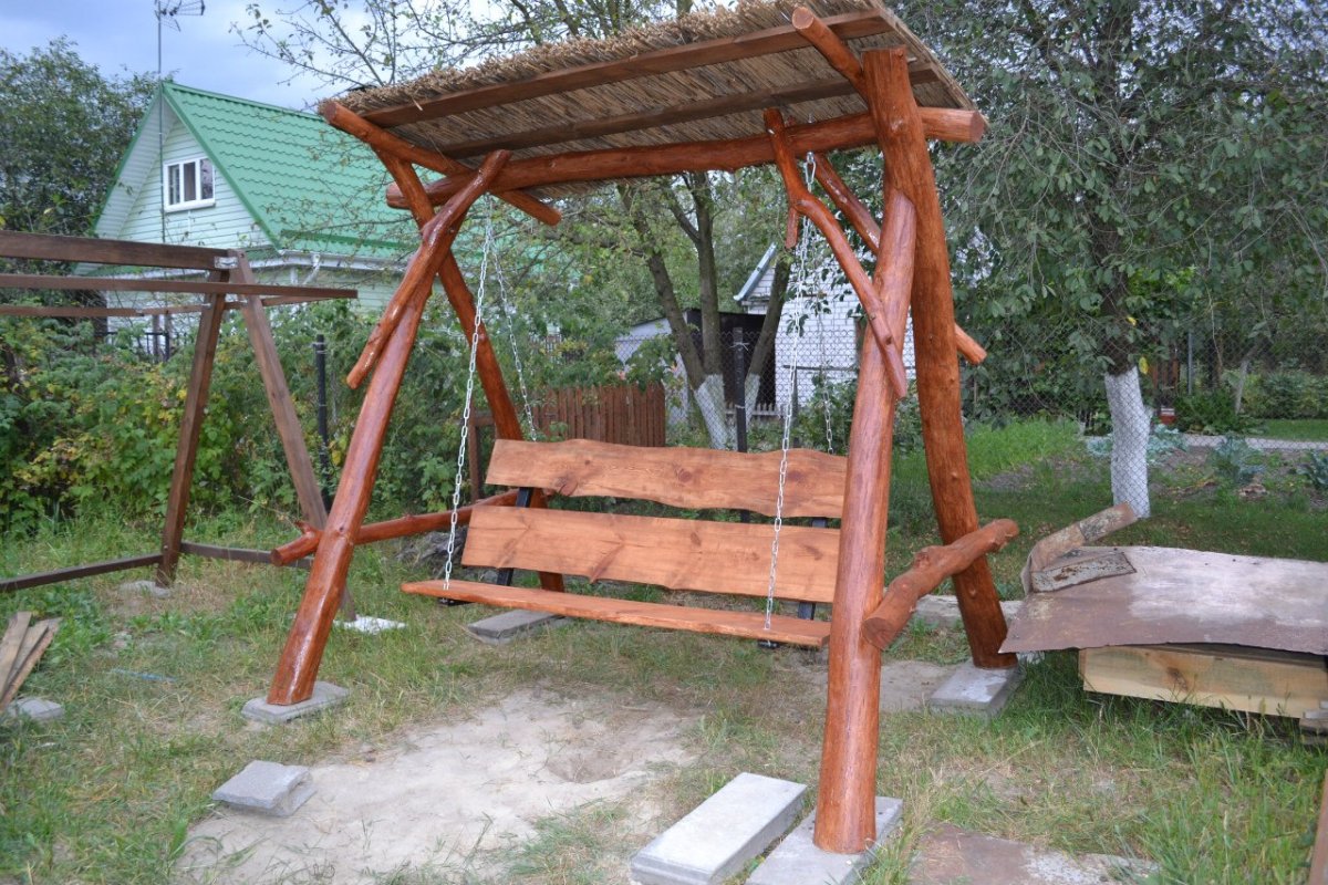 Деревянные качели из бревна