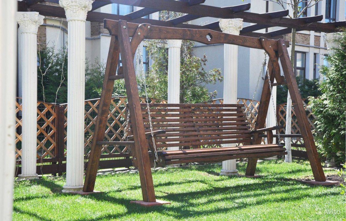 Деревянные качели из дерева