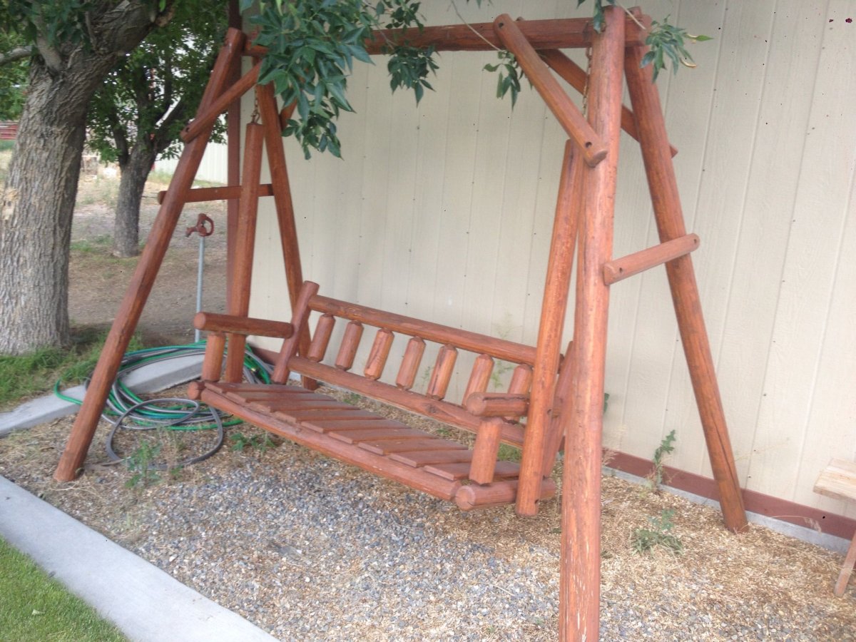 Качели из бревен