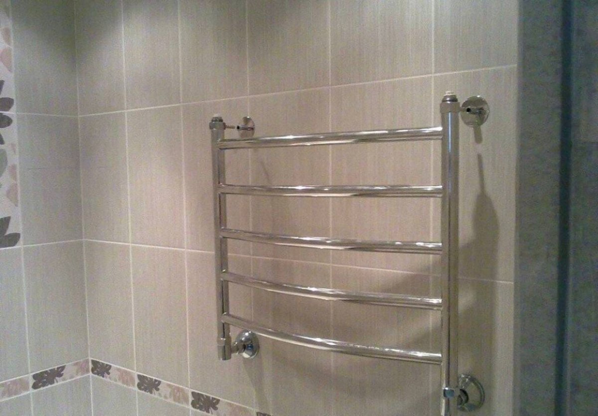 Полотенцесушитель на стене