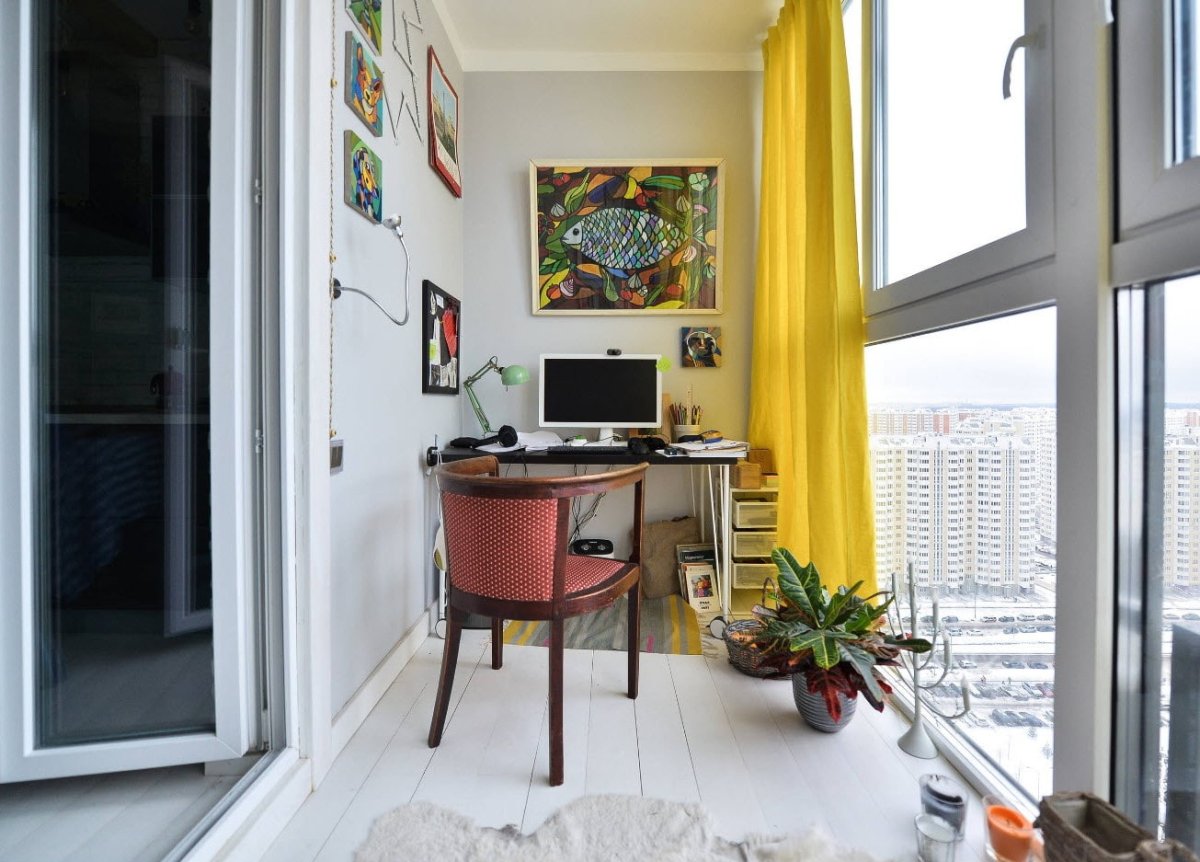 Рабочая зона на лоджии