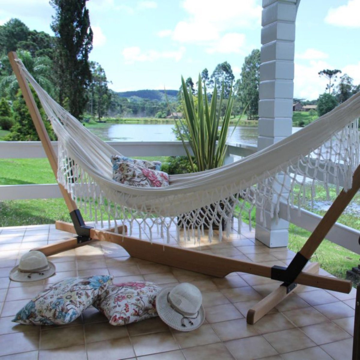 Гамак на стойке для дачи