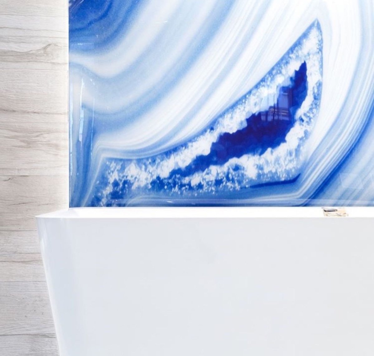 Ванна с эпоксидной смолой стены