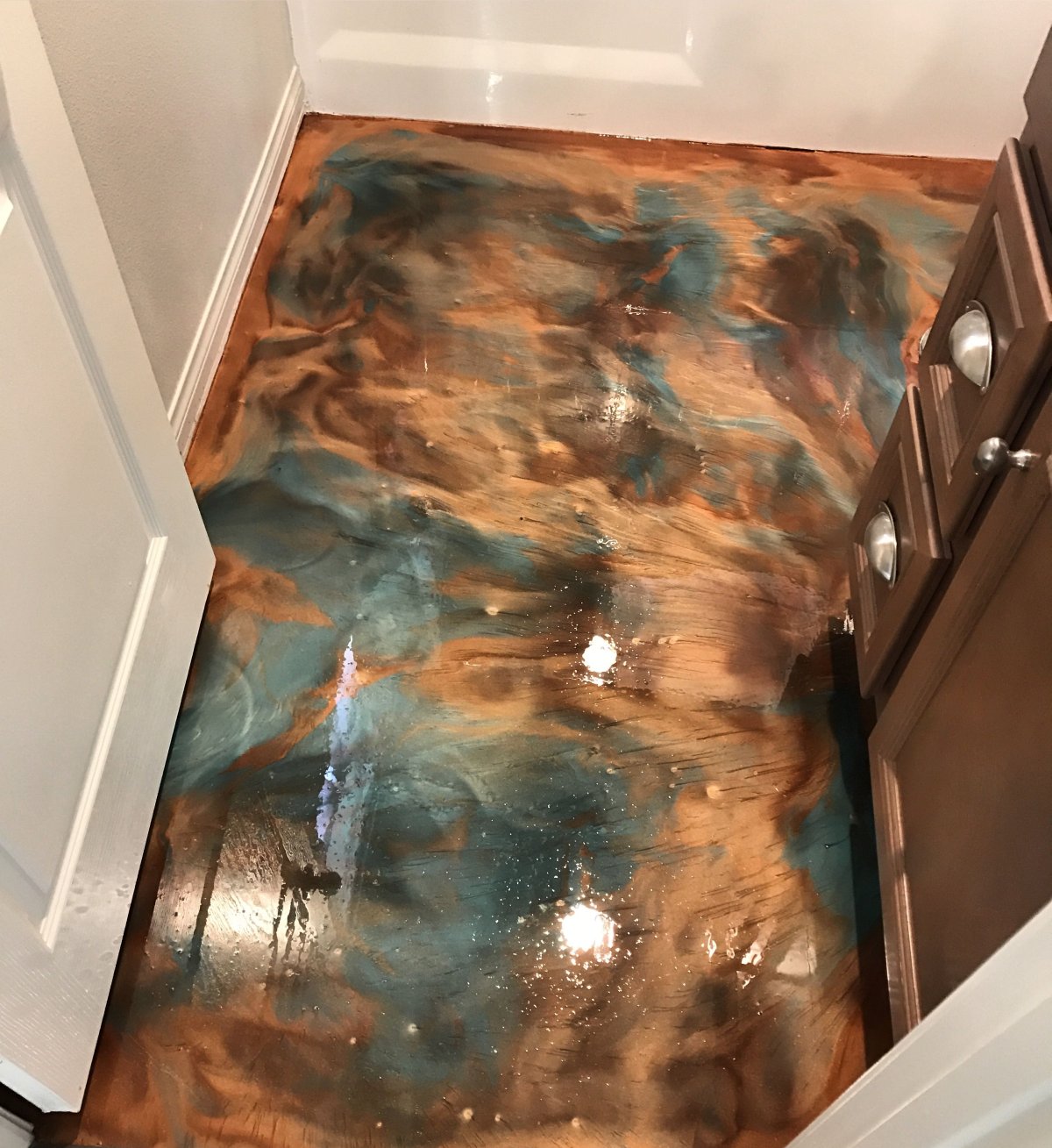 Пол в ванную из эпоксидной смолы