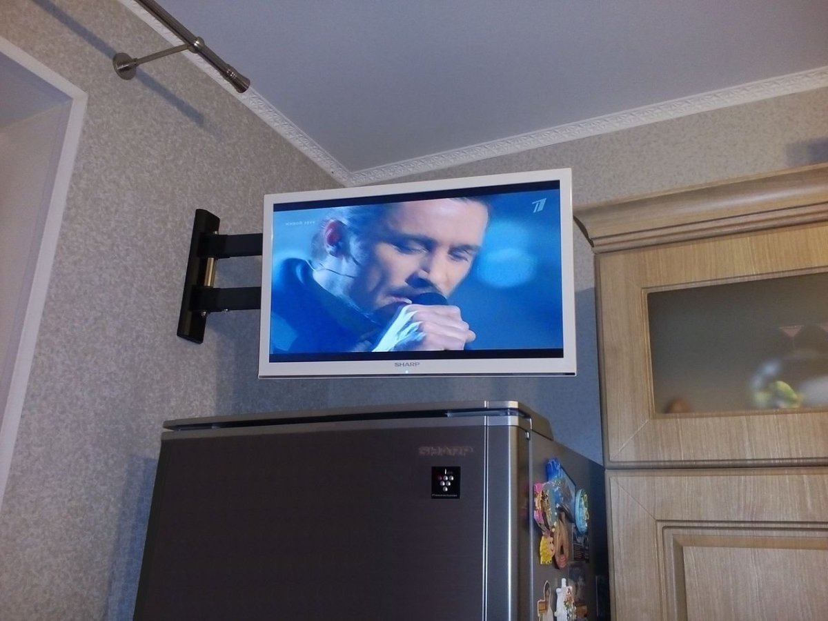 Телевизор на кухне на стене на кронштейне