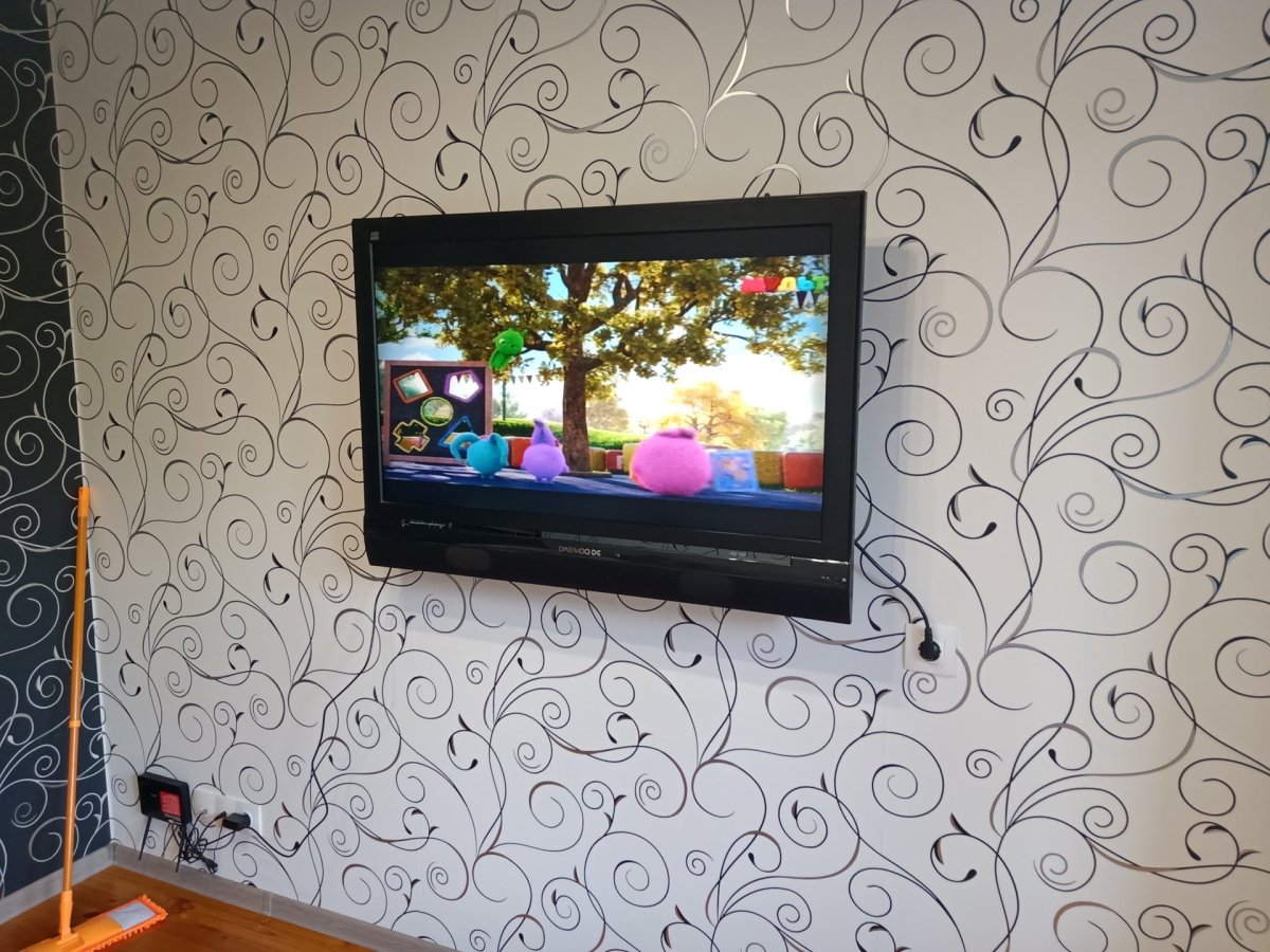 Плазменный телевизор на стене