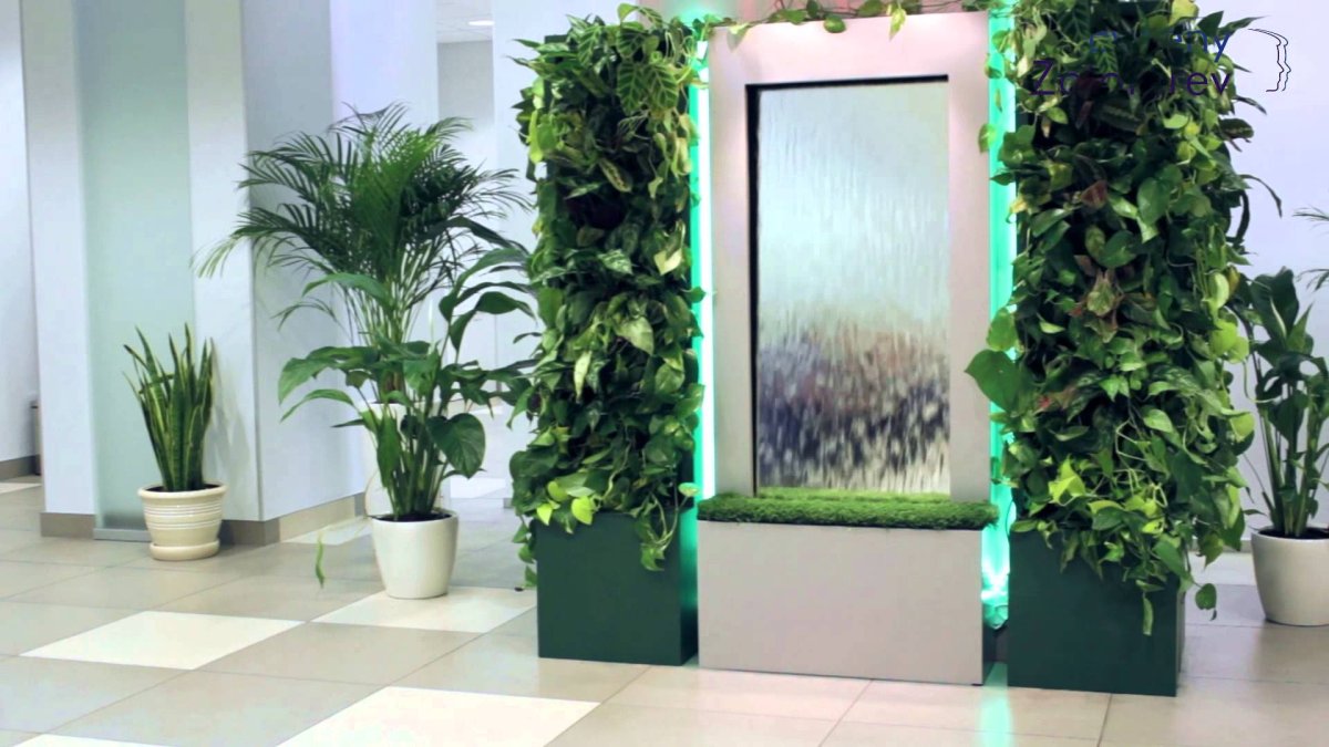 Водопад по стеклу в интерьере