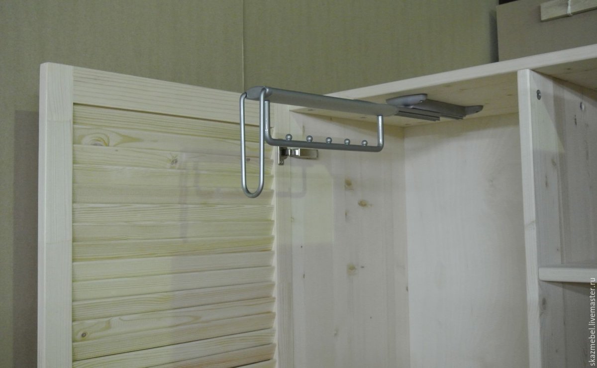 Крепление жалюзийных дверей