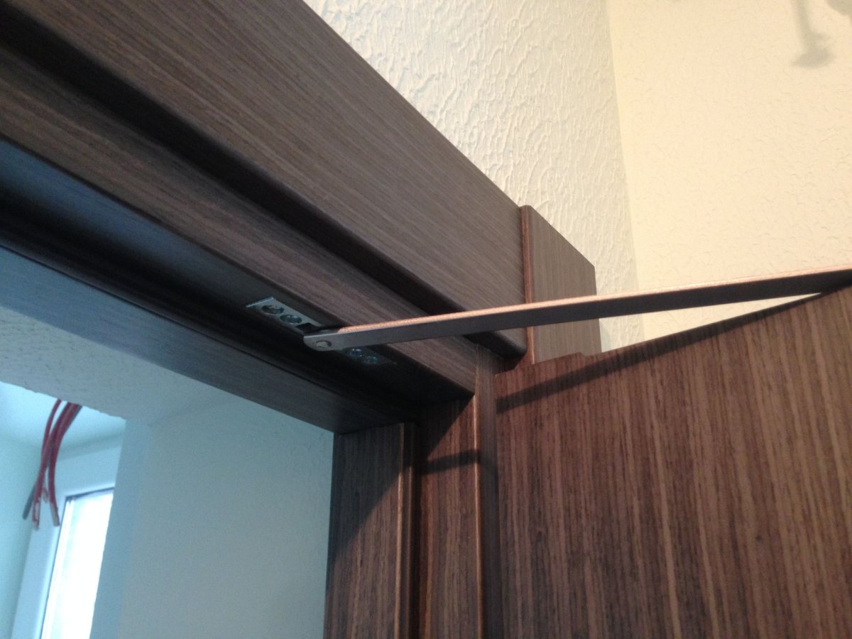 Hafele (Германия) - скрытый ограничитель открывания дверей.