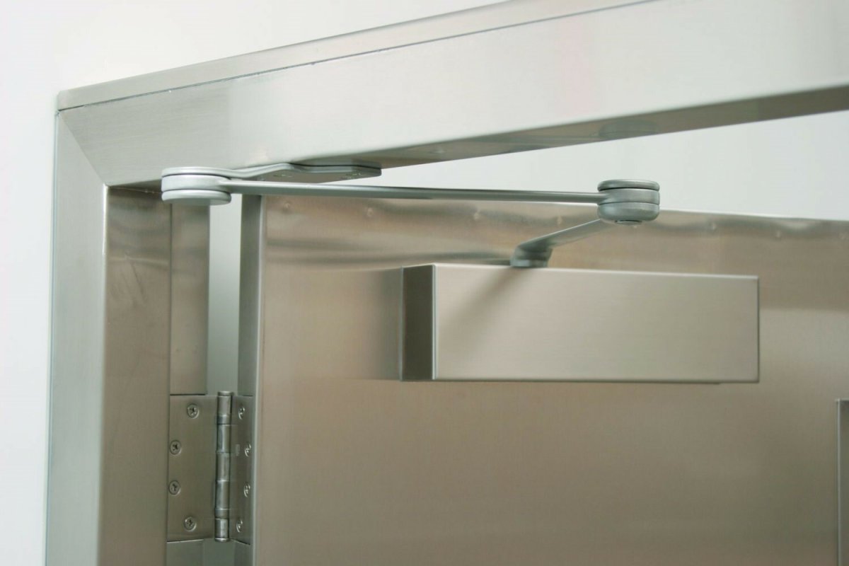 Доводчик на противопожарную дверь