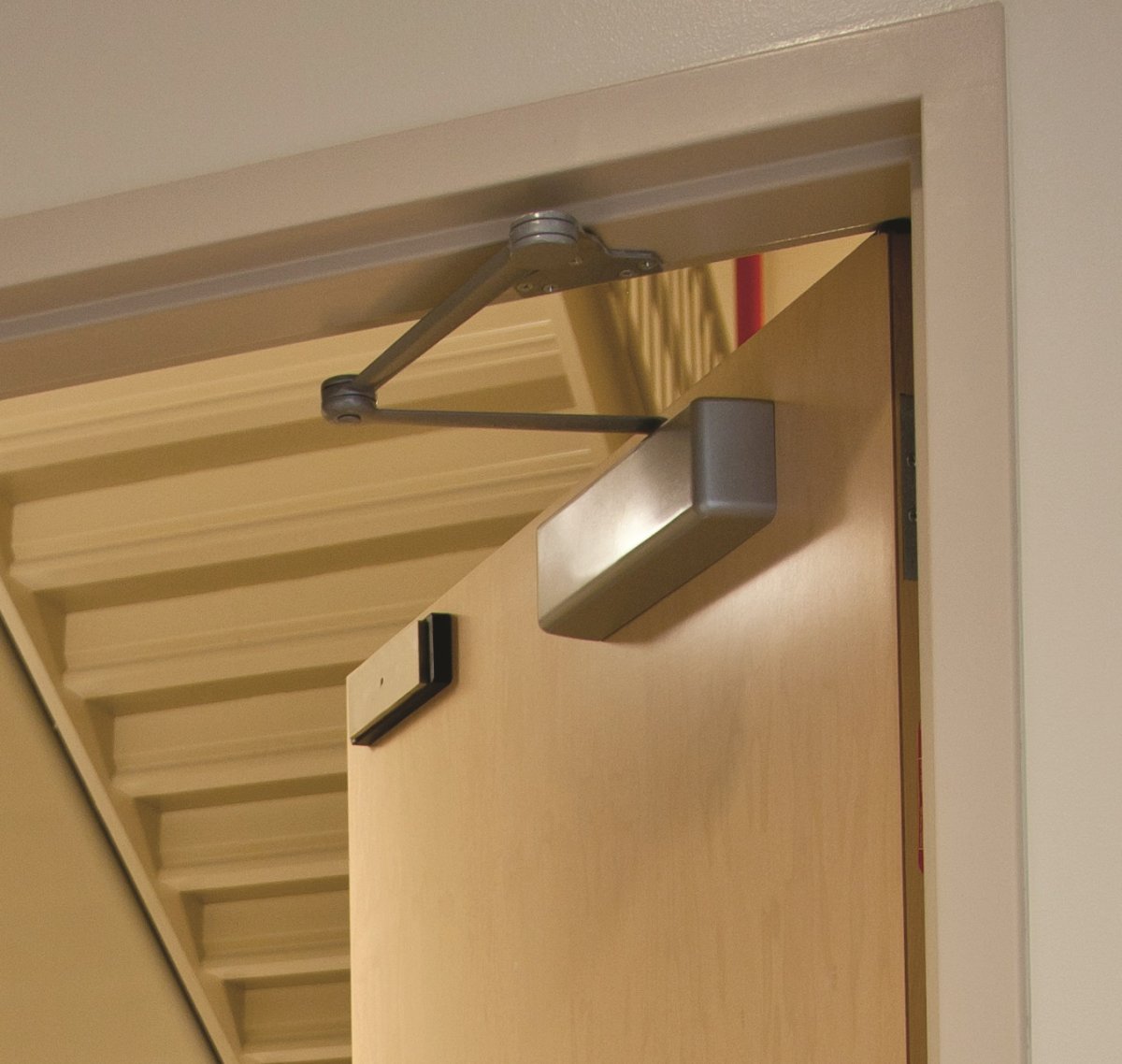 Door closer доводчик