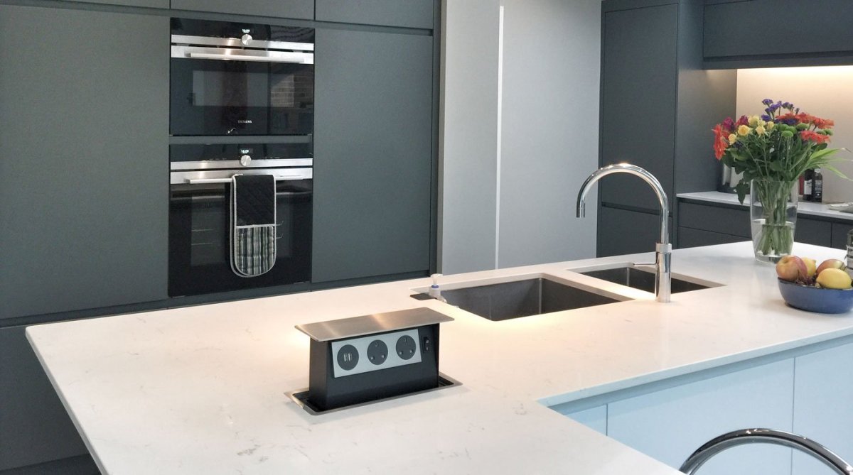 Врезная розетка в столешницу