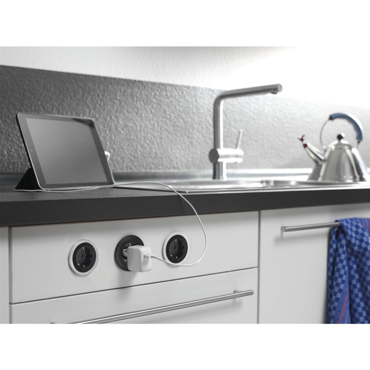 Врезная мебельная розетка Bachmann pix