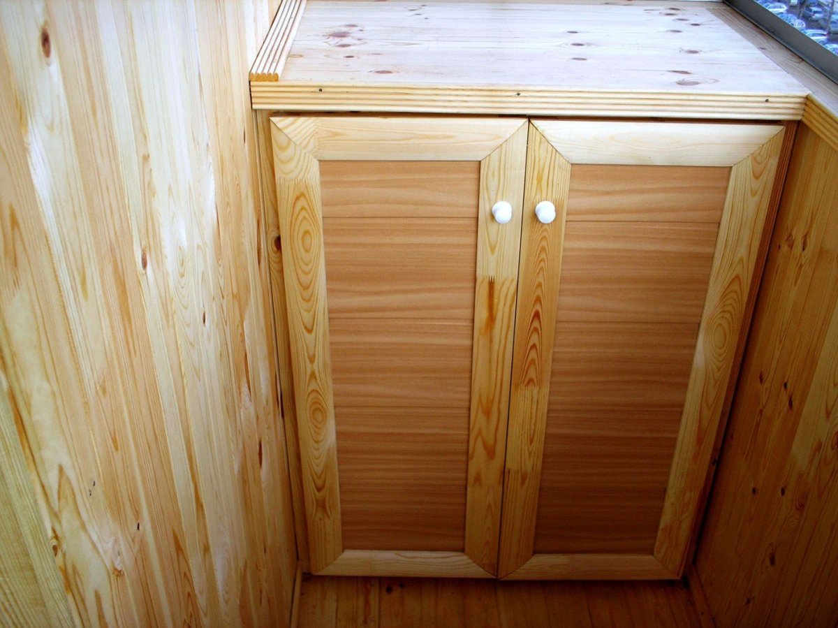 Деревянный шкаф на балкон