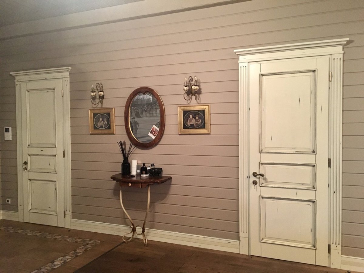 Вагонка и белые двери межкомнатные