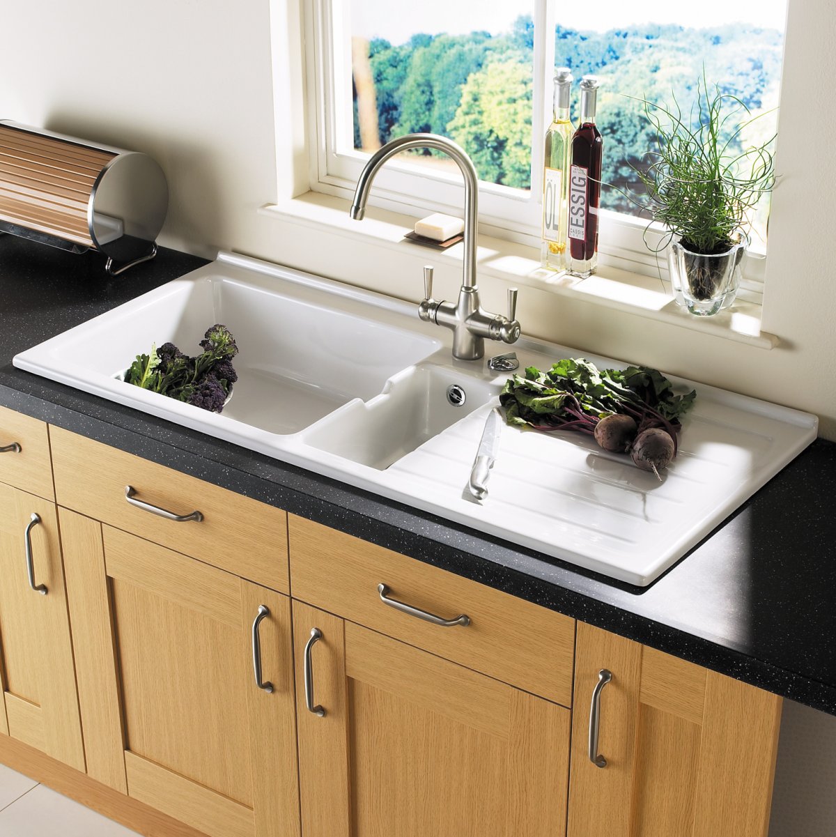 Раковина у окна