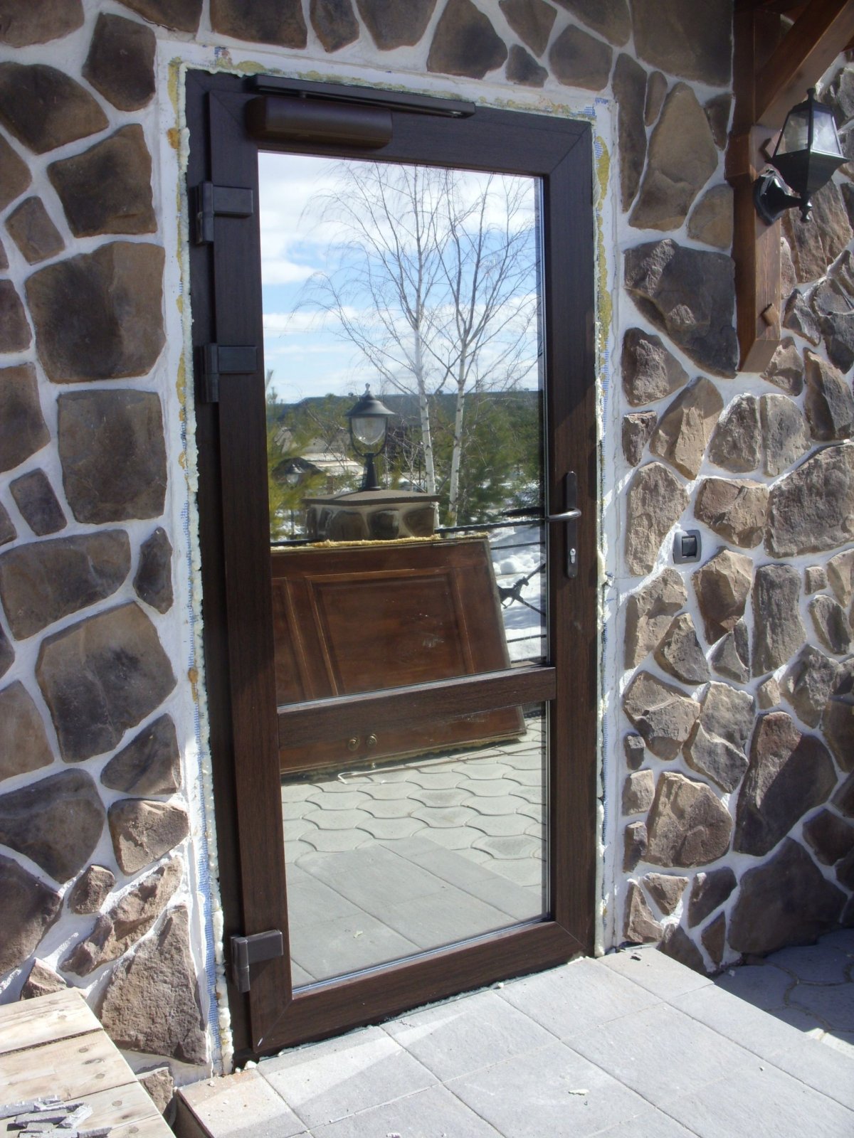 Пластиковая дверь тонированное стекло