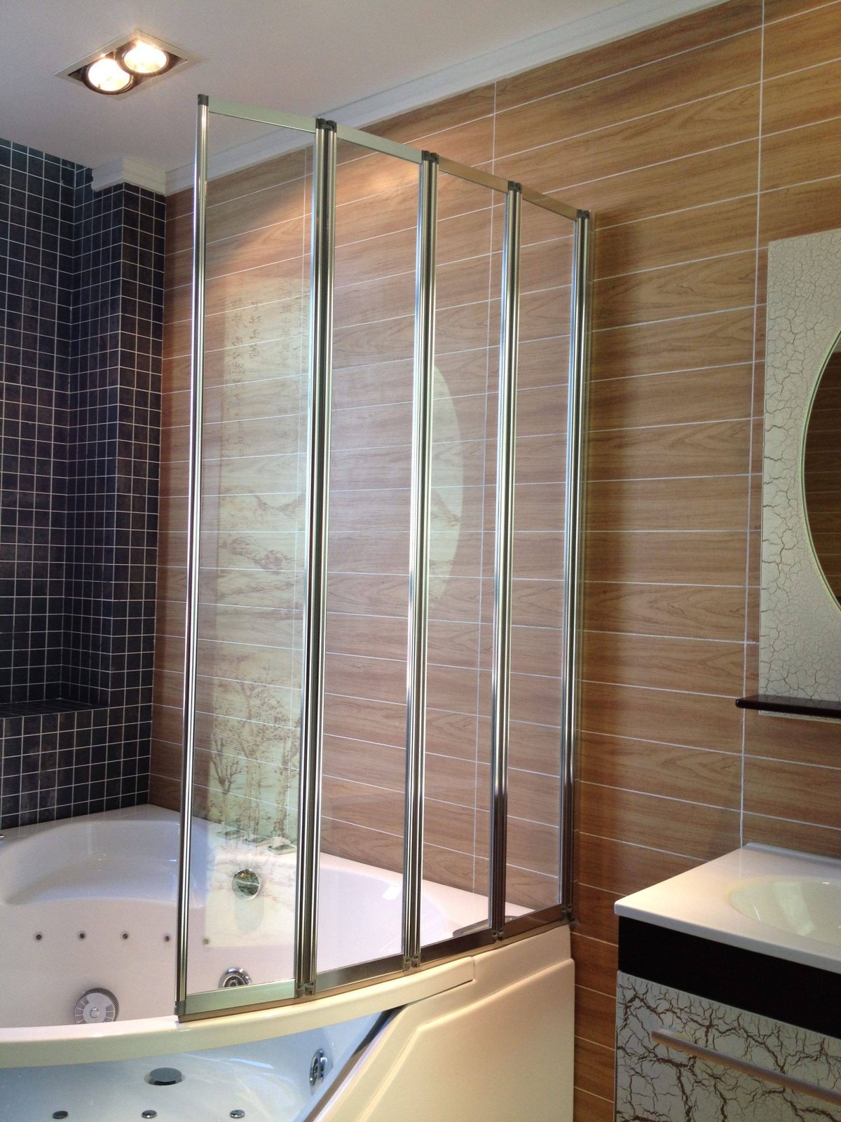 Стеклянная шторка на ванну Радомир 80