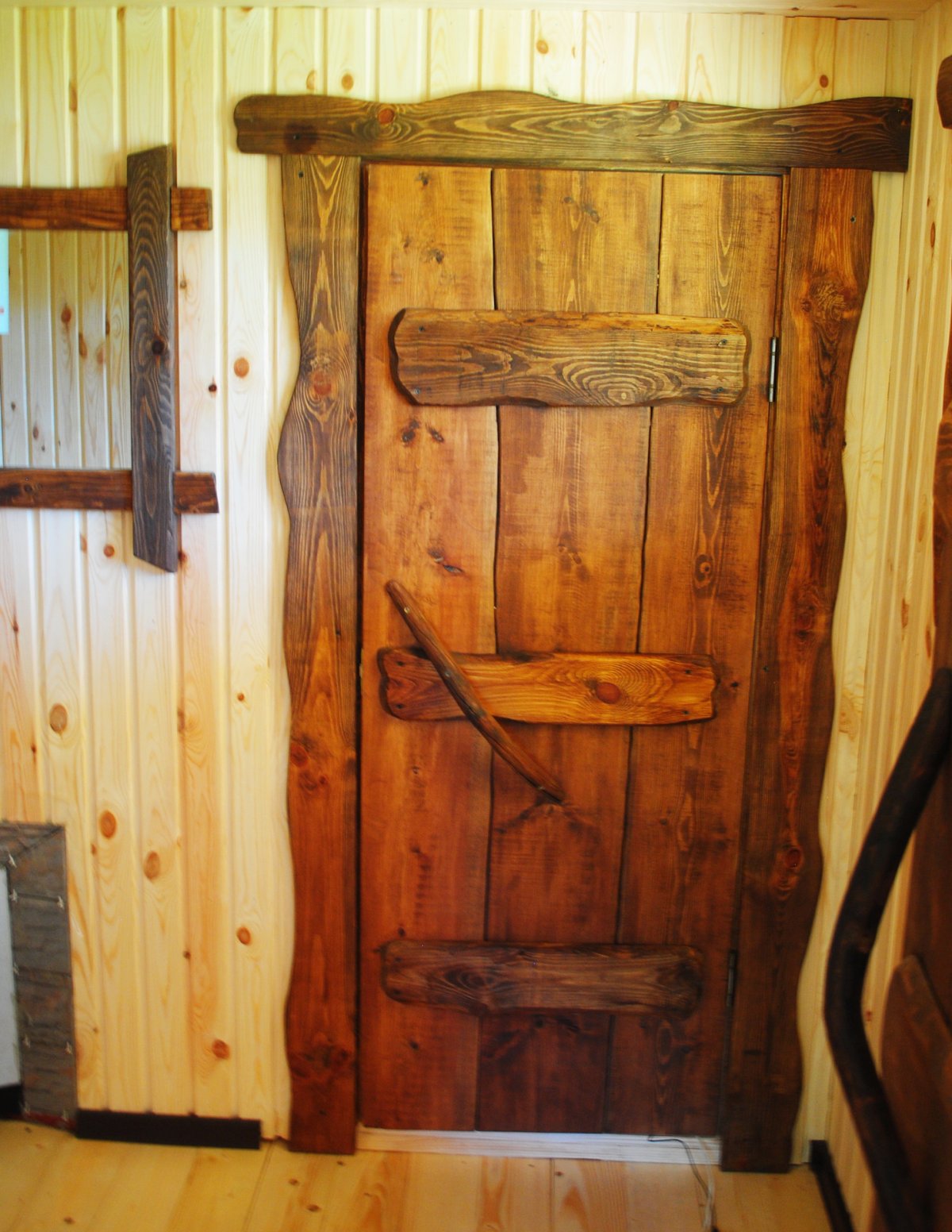 Двери под старину из дерева