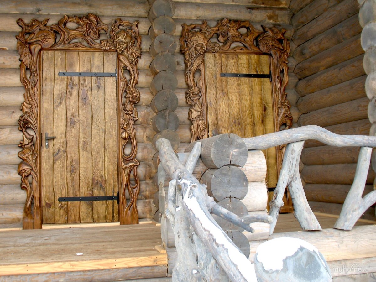 Резная дверь в избе
