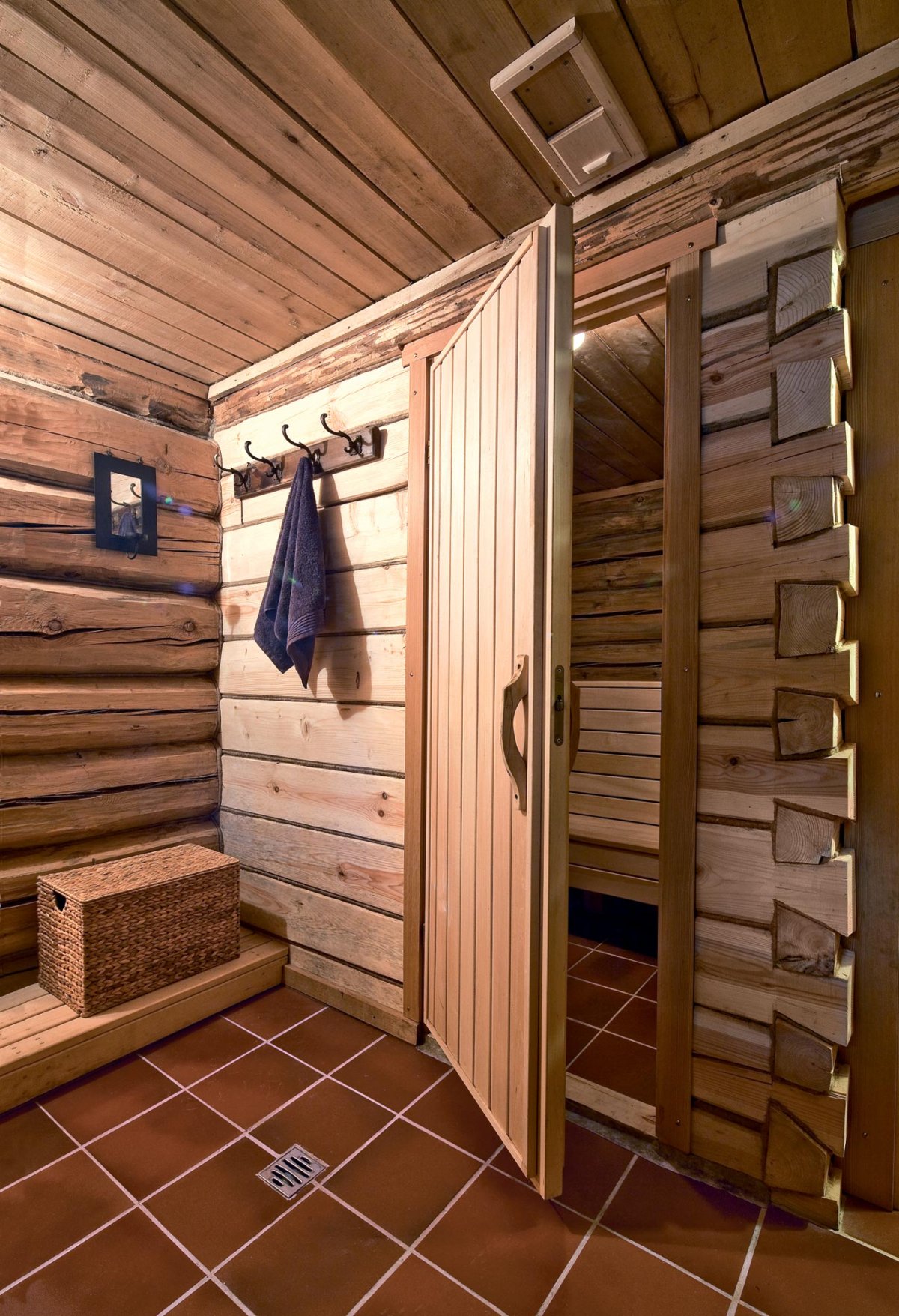 Дверь в помывочную бани