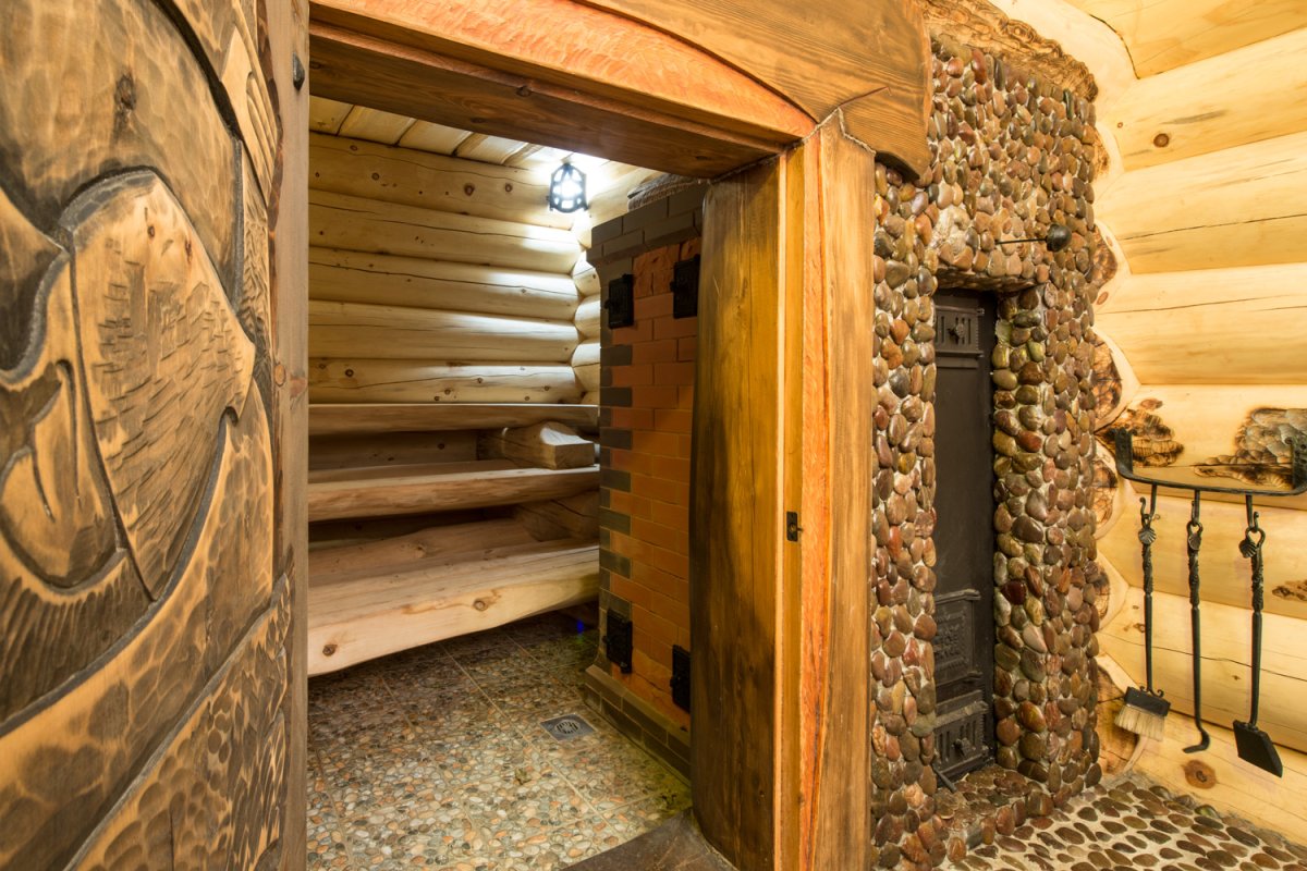 Интерьер бани из бревна