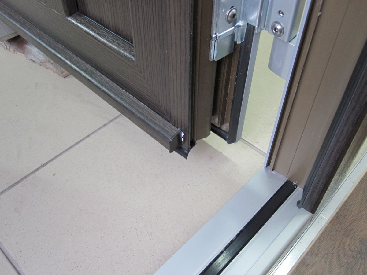 Алюминиевый порог для входной двери ПВХ Рехау