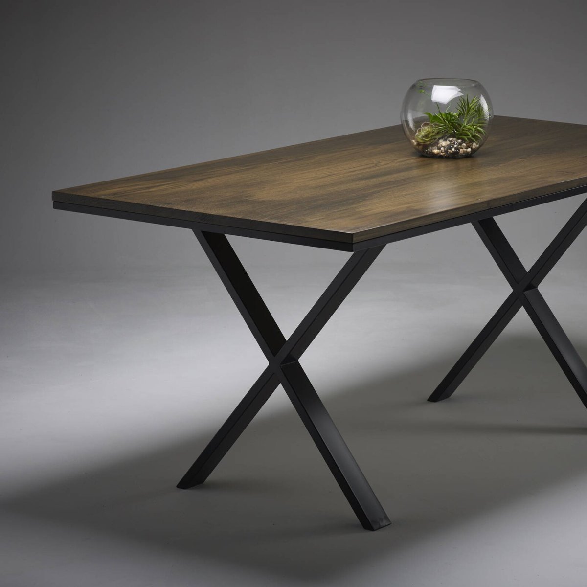 Стол посео пять