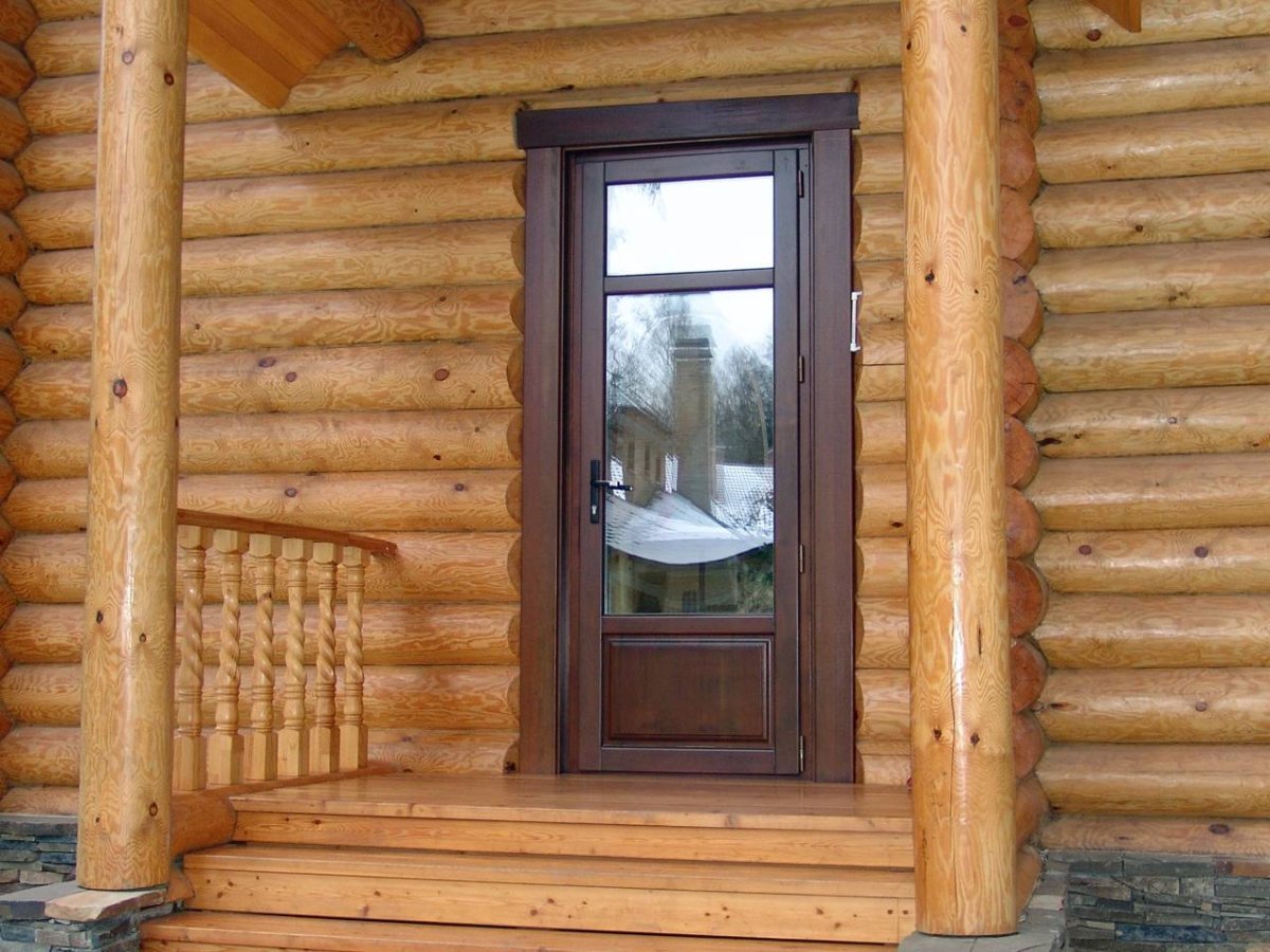 Двери в доме из бревна