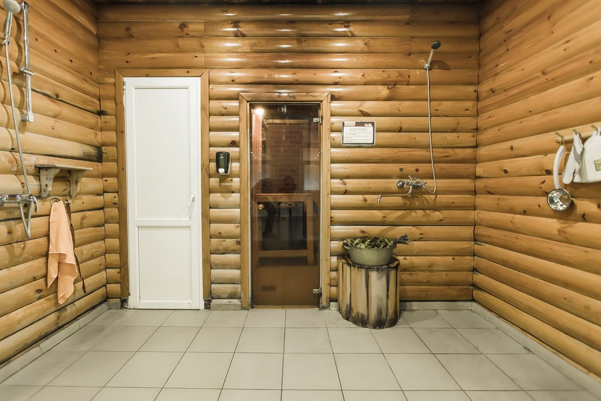 Дверь в мойку в бане