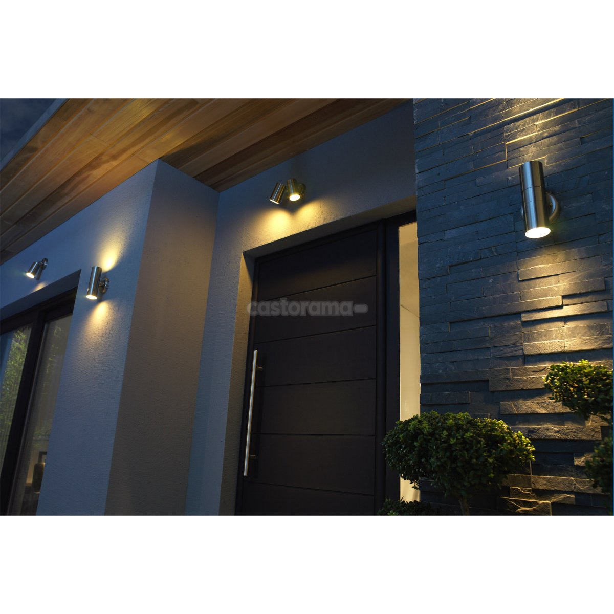 Настенный светильник над дверью