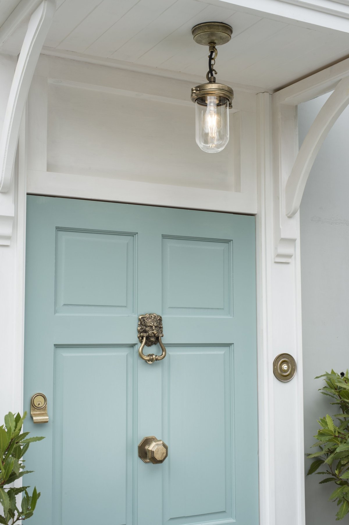 Светильник над входной дверью