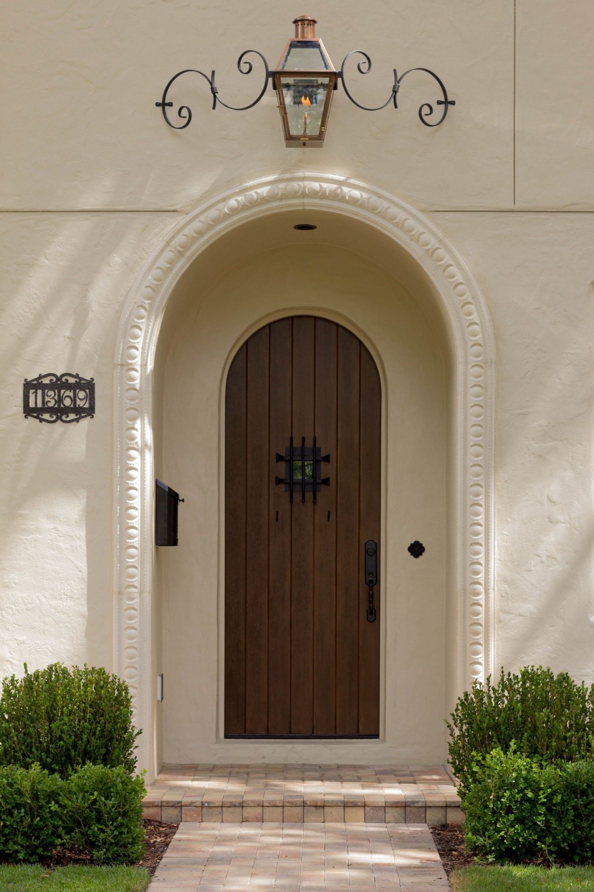 Уличный фонарь над входной дверью