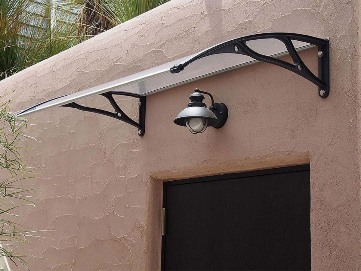 Навес над уличной дверью