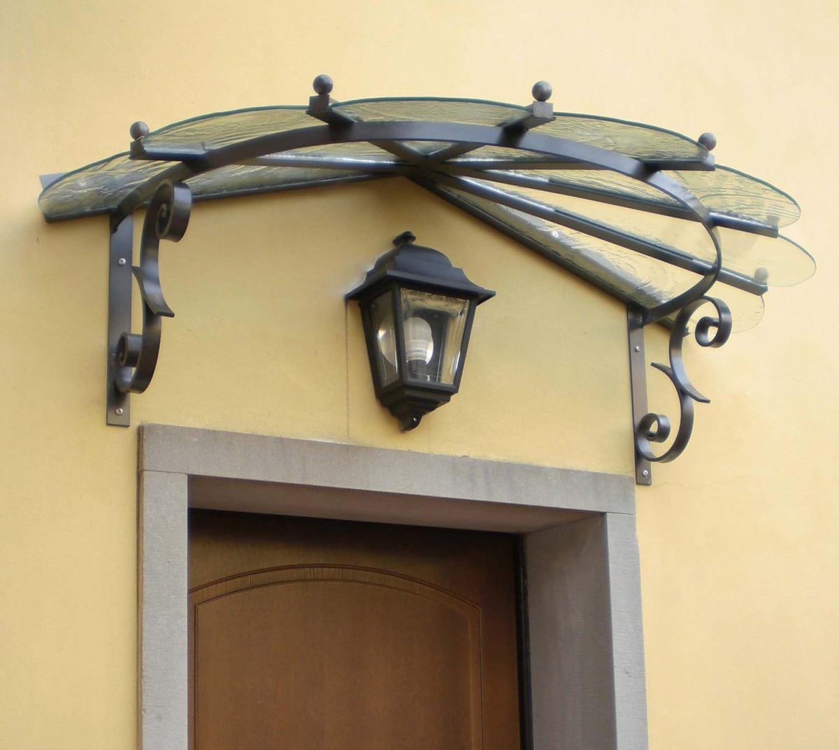 Фонарь над дверью
