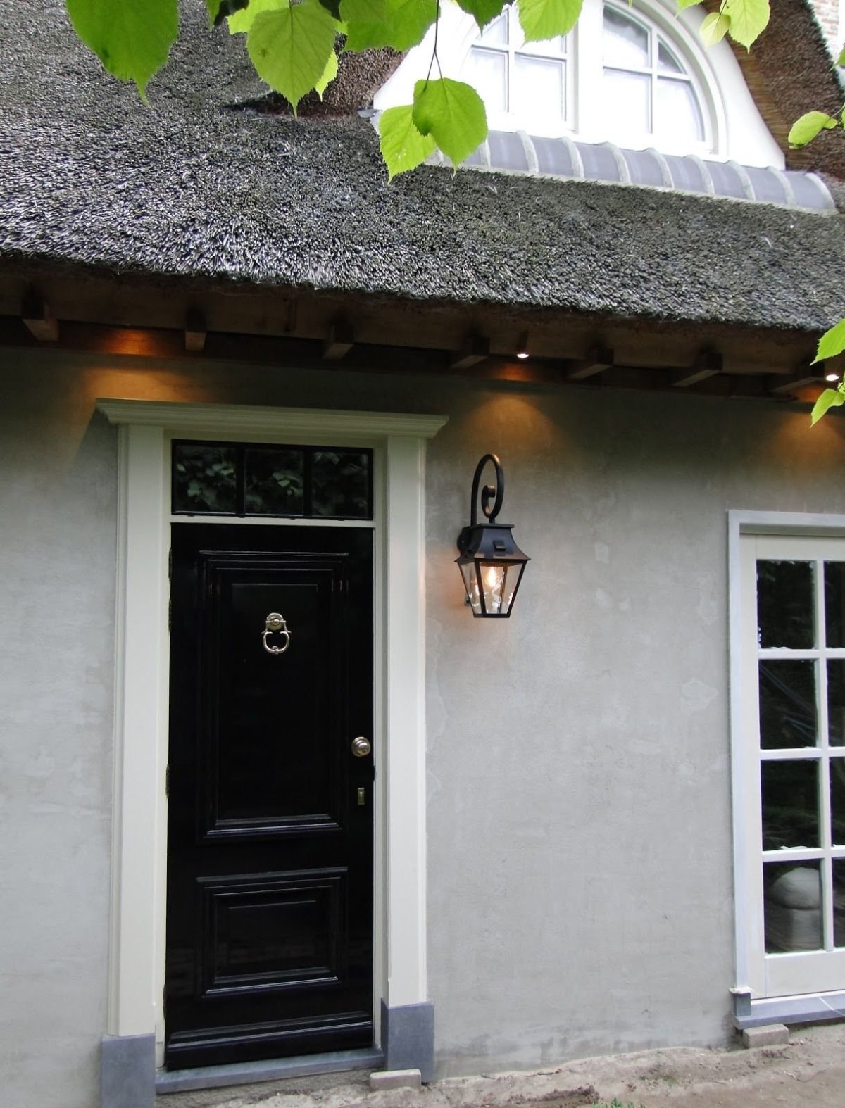 Светильник над входной дверью уличный в частном доме