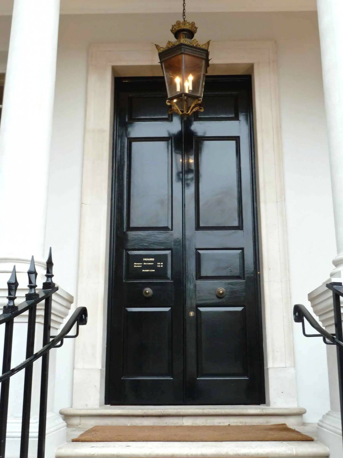 Уличный фонарь над входной дверью