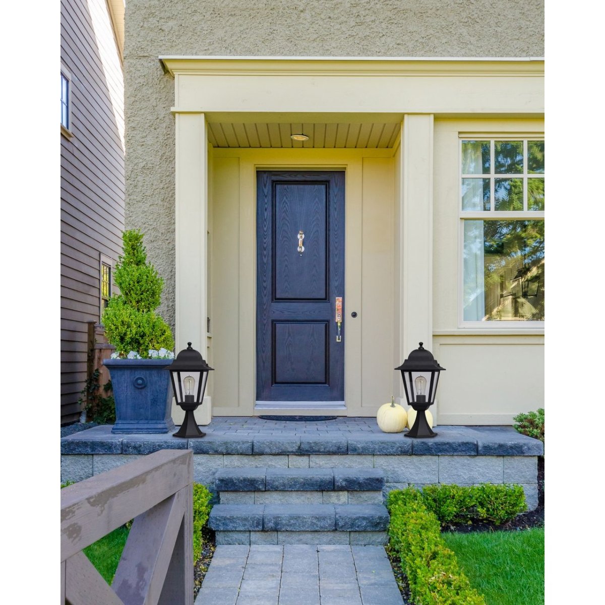 Уличный фонарь над входной дверью