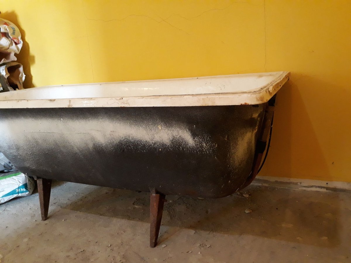 Старая чугунная ванна