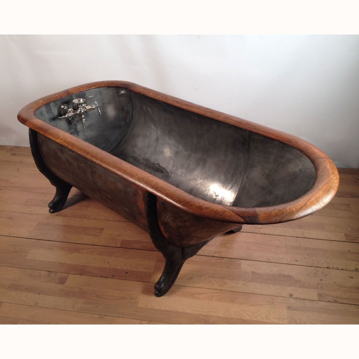 Старая чугунная ванна