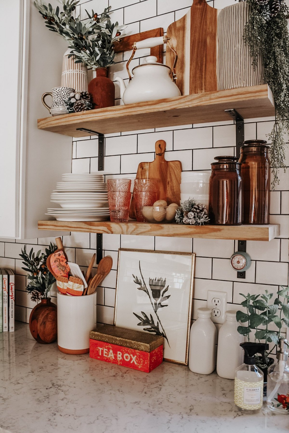 Полочки на кухне декор