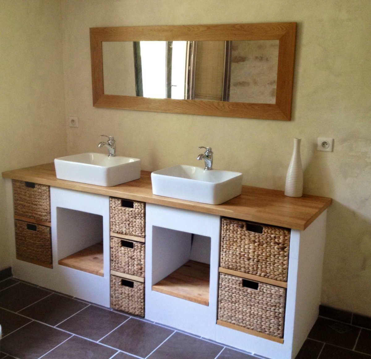 Тумба под раковину из плитки в ванную