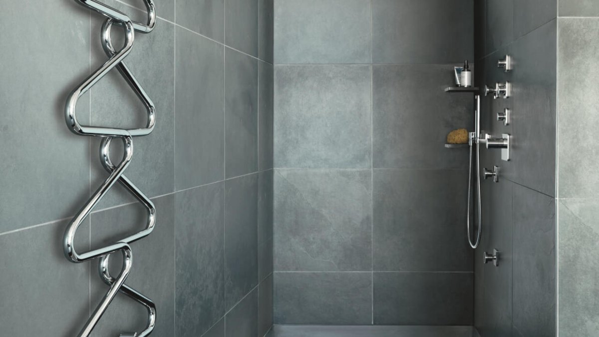 Полотенцесушитель в стене под плиткой