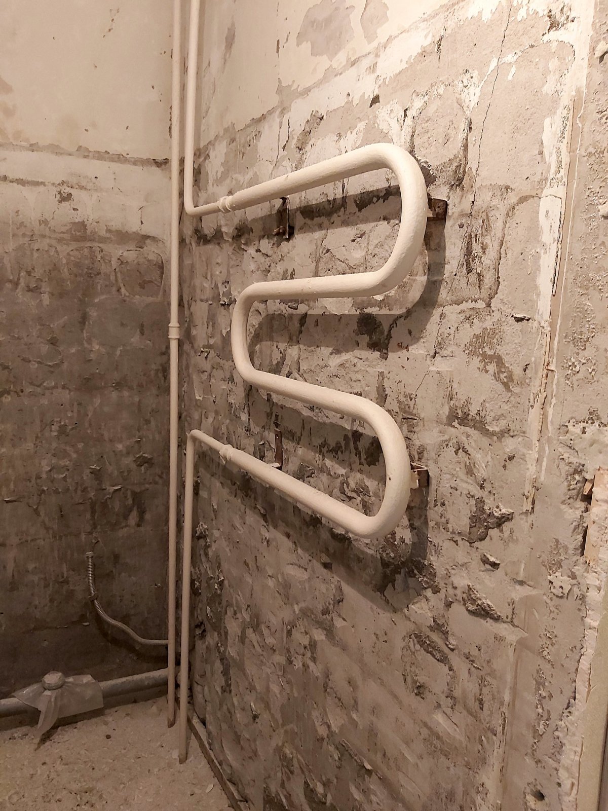 Старый полотенцесушитель в ванной