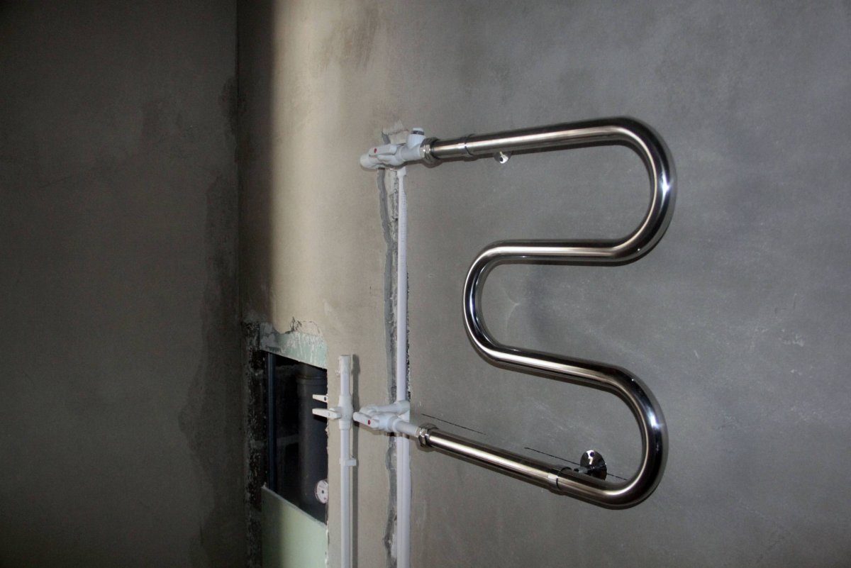 Подводка труб к полотенцесушителю в ванной