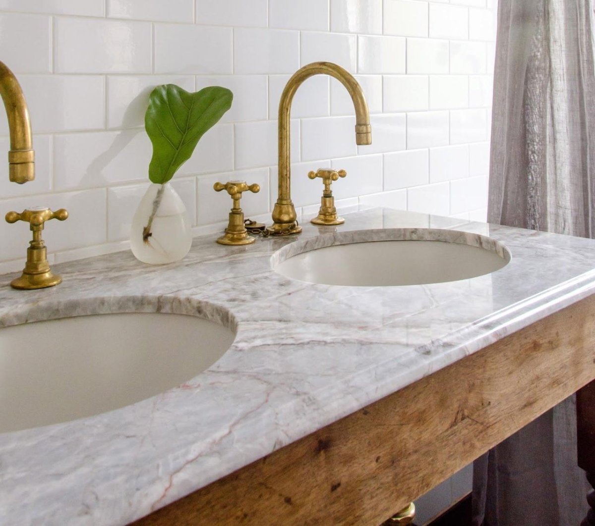 Раковина с мраморной столешницей