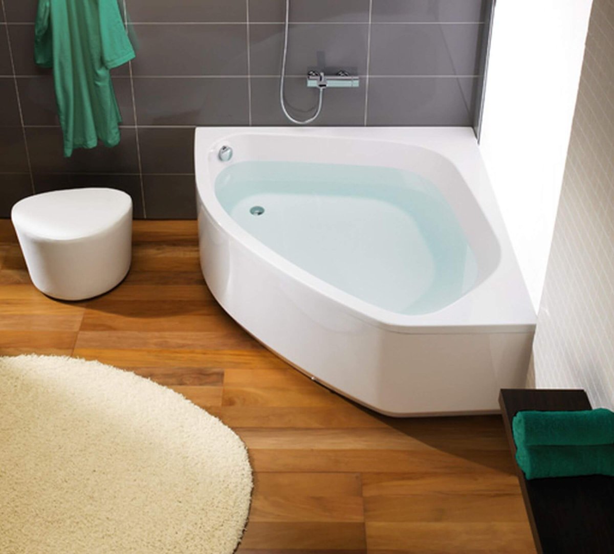 Маленькая угловая ванна