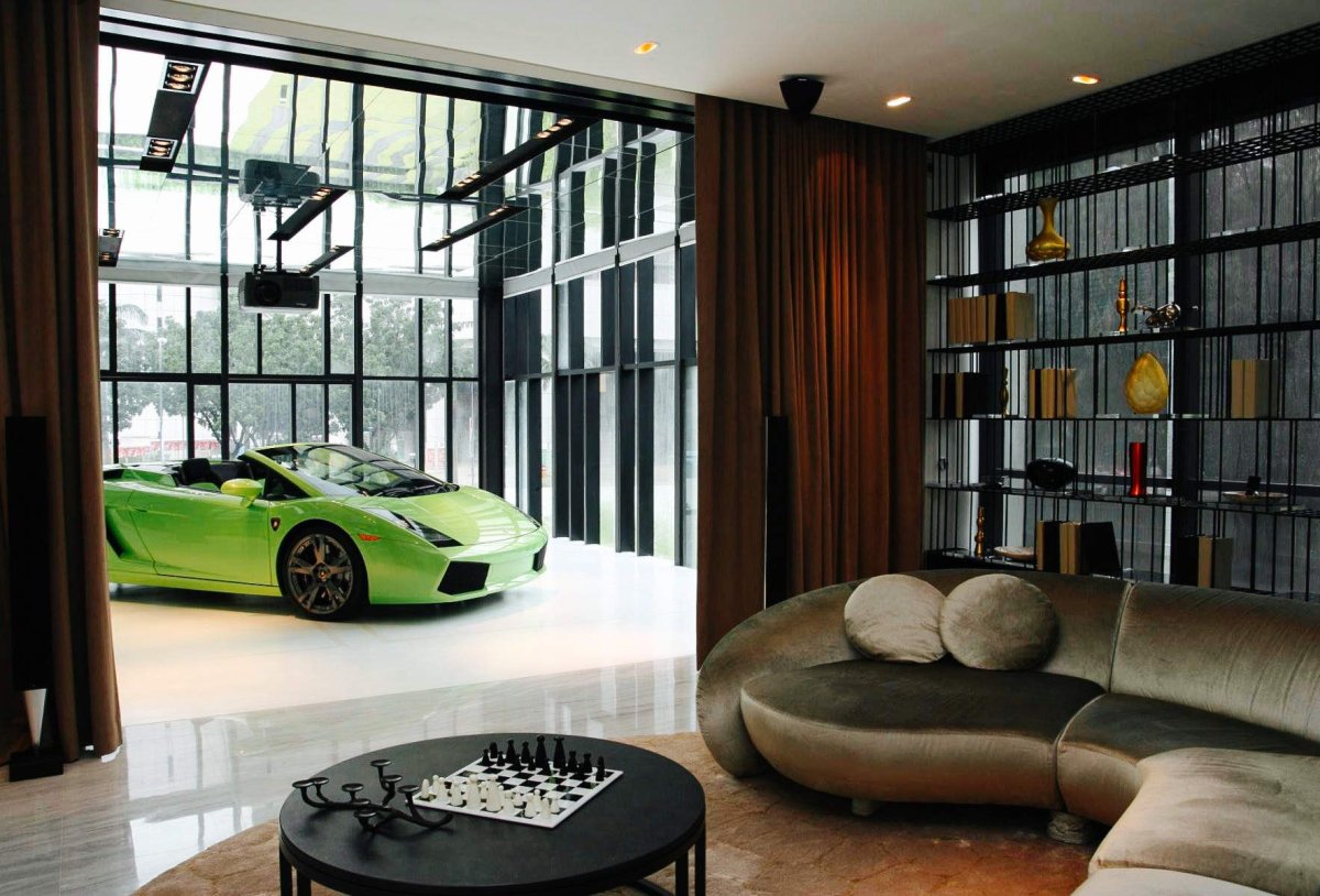 Машина в гостиной